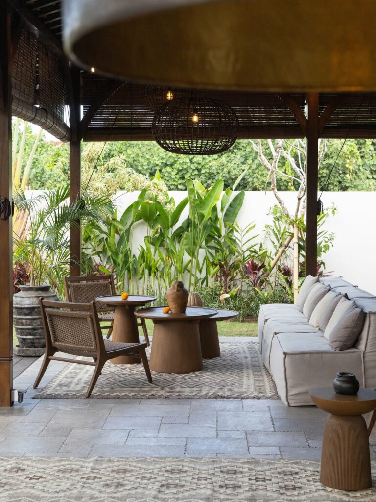 Natural textures, warm woods and handcrafted pieces shape the atmosphere of Amara.Every element